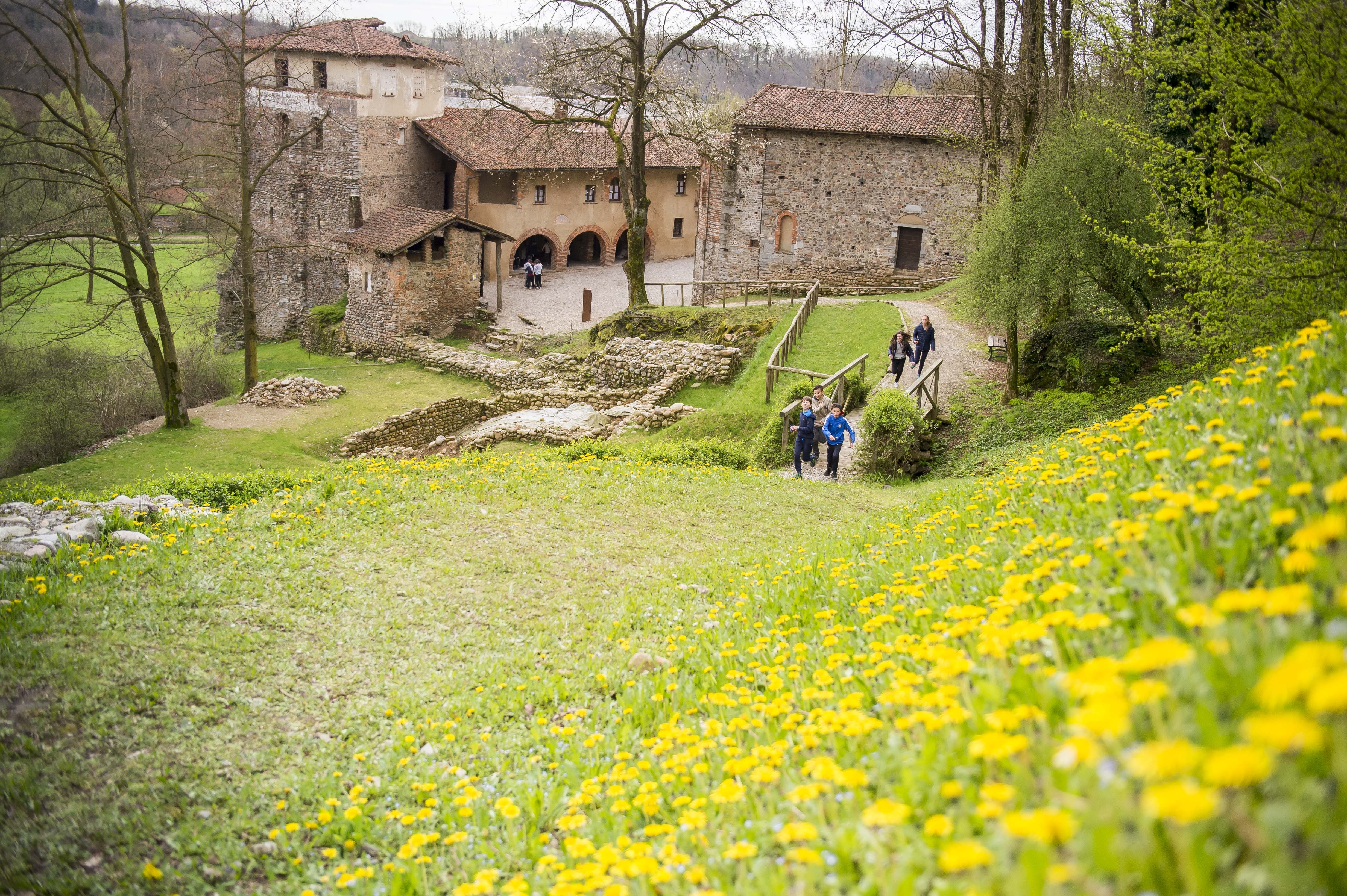 Bambini che corrono a Torba con prato fiorito