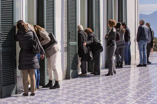 Visitatori a Villa Rosebery durante le Giornate FAI di Primavera a Napoli