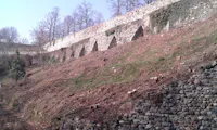 Archi sul muro che costeggia il versante a ponente del Castello di Masino e l'Allea grande.