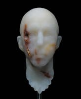  "torture prevalence compels victim-as-wounded-yet-resolute-iconoclasm-survivor portrait (Lucas Michael, soldiering on – 3mm)" (1992-93) di Barry x Ball