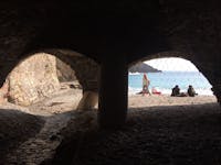 Le due arcate di destra della facciata fronte mare, chiuse mediante reti di fibra di cocco. Le due arcate di destra della facciata fronte mare, chiuse mediante reti di fibra di cocco.