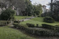 La scalinata verso la Villa