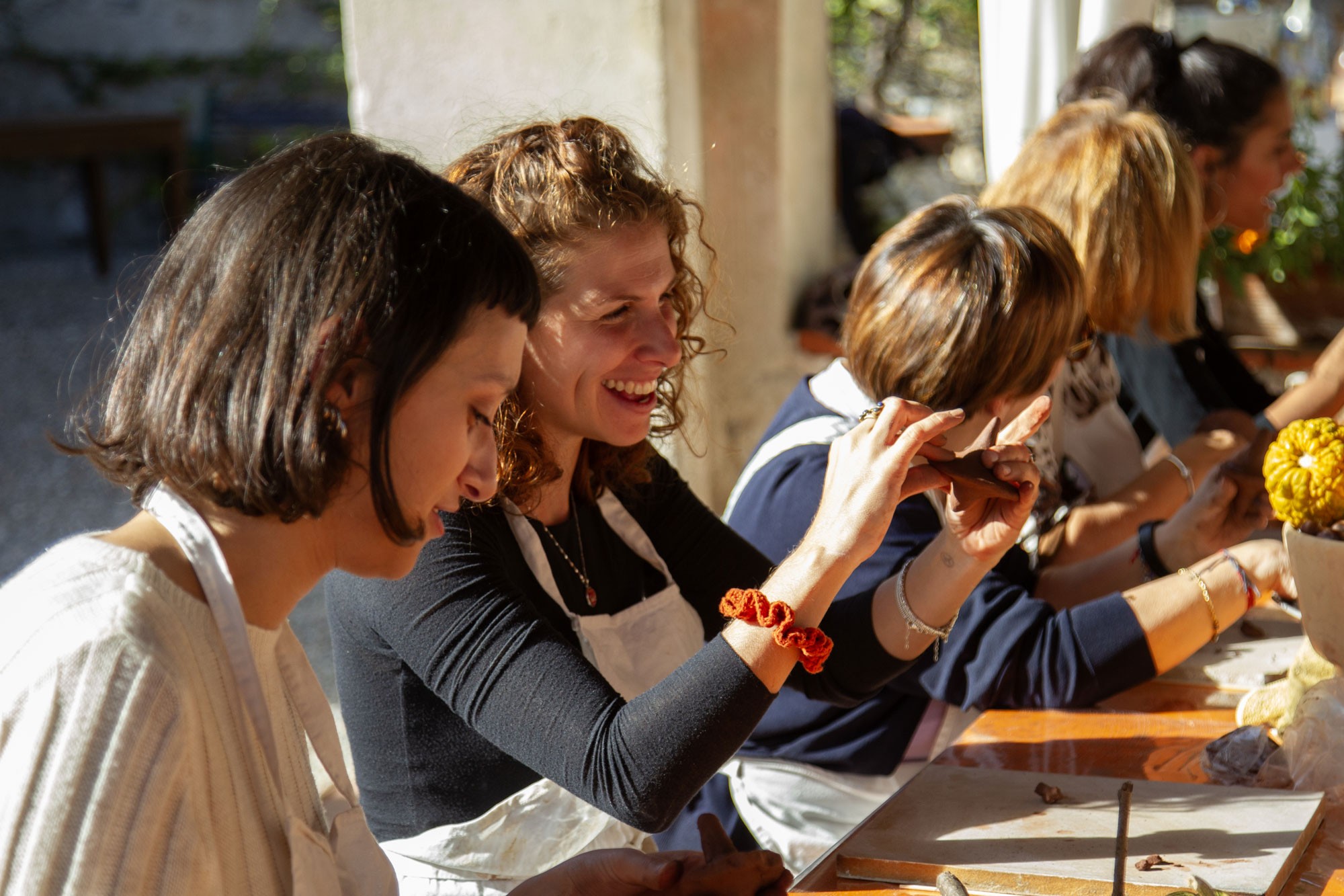 Un laboratorio durante l'evento "Ceramica" a Villa Della Porta Bozzolo, Bene FAI a Casalzuigno (VA) | Ph. Barbara Verduci © FAI