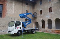 Esecuzione di saggi stratigrafici a cura dei restauratori Esecuzione di saggi stratigrafici a cura dei restauratori