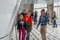 Famiglia di visitatori al Grattacielo Pirelli | Foto Barbara Verduci © FAI Una famiglia di visitatori al Grattacielo Pirelli durante le Giornate FAI