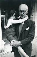 Giorgio Soavi Carlo Mattioli con Anna, davanti al negozio Olivetti di Venezia in occasione dell’inaugurazione della mostra del 1979 © Fondazione Carlo Mattioli