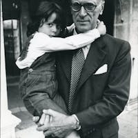 Giorgio Soavi Carlo Mattioli con Anna, davanti al negozio Olivetti di Venezia in occasione dell’inaugurazione della mostra del 1979 © Fondazione Carlo Mattioli Giorgio Soavi Carlo Mattioli con Anna, davanti al negozio Olivetti di Venezia in occasione dell’inaugurazione della mostra del 1979 © Fondazione Carlo Mattioli