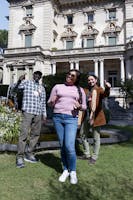 Tre volontari FAI, una donna e due uomini al di fuori dell'Istituto svizzero di Roma