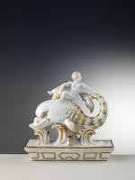 Gio ponti e Italo Griselli, Trionfo da tavola, porcellana e oro agatato, 1927, Museo Ginori Trionfo da tavola di Gio Ponti: dettaglio di un putto che cavalca un delfino