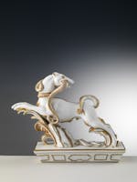 Gio ponti e Italo Griselli, Cane che morde un serpente da Trionfo da tavola, porcellana e oro agatato, 1927, Museo Ginori Dettaglio del Trionfo da tavola di Gio ponti con un cane che morde un serpente