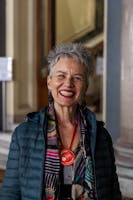 Volontaria FAI al Ministero dell'Agricoltura | Foto Stefano Dal Pozzolo © FAI Signora volontaria FAI con capelli grigi molto corti, giubbottino imbottito blu, una sciarpa a fantasia con più colori e un grande sorriso