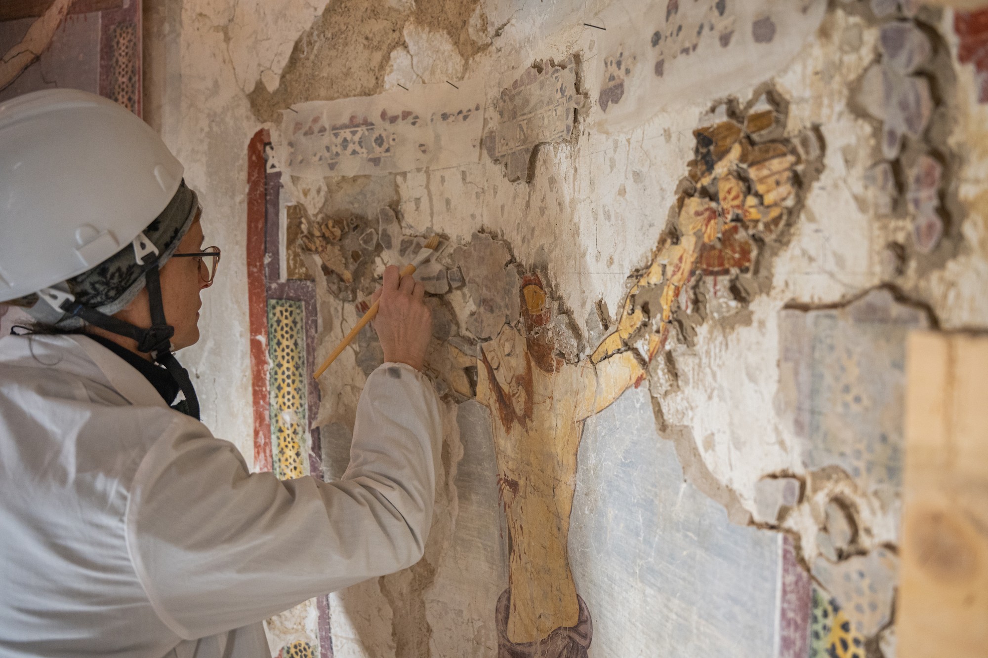  Restauro dei frammenti degli affreschi ricollocati ph. Piacenti  (C) FAI