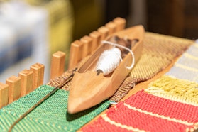 Tessitura su piccoli telai - Laboratori di Seta | © FAI