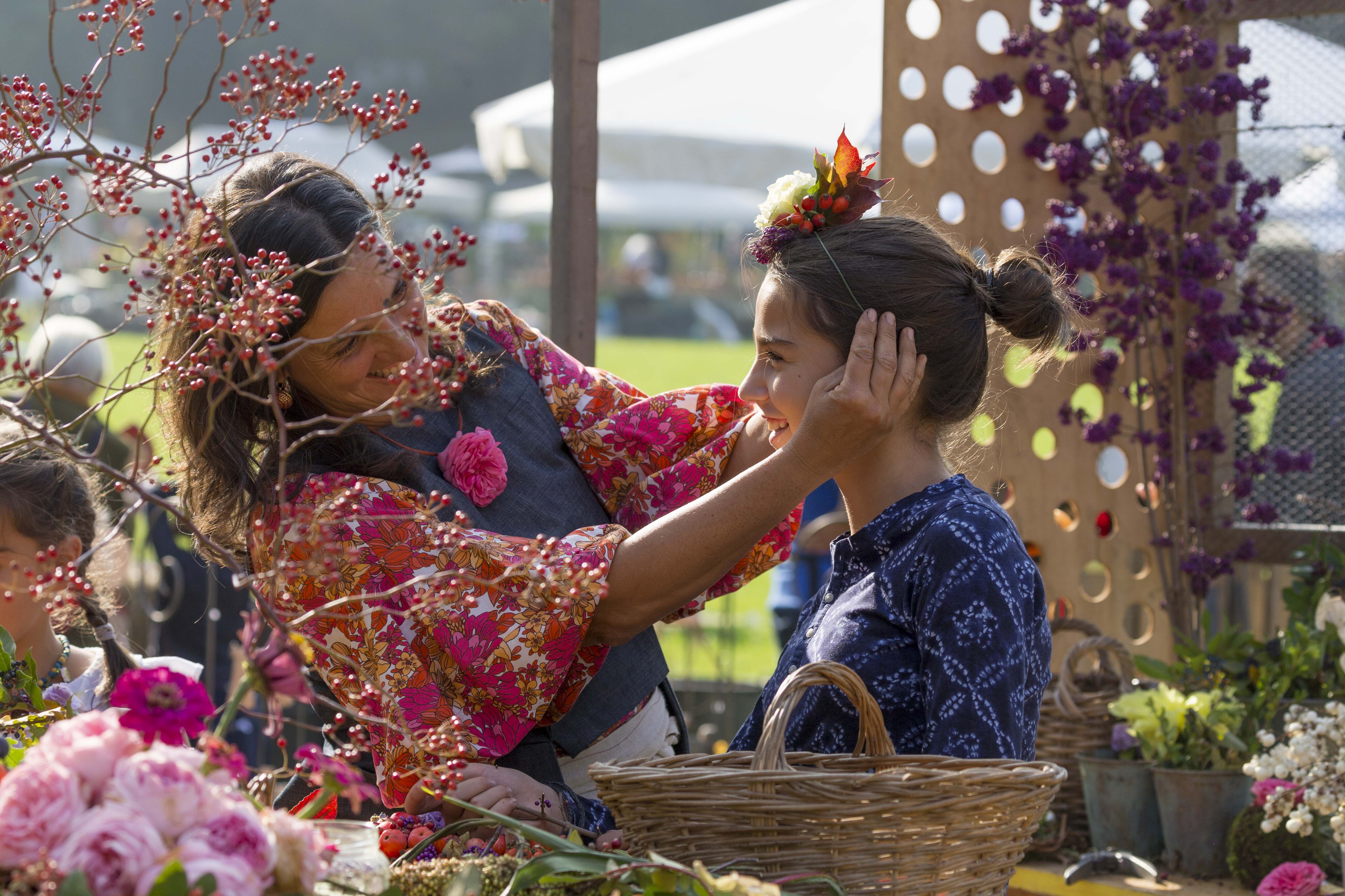 Bambina con cerchietto ed espositrice