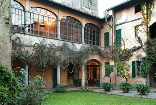 Esterno di Casa Macchi con il patio e le piante che lo decorano