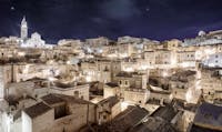 Veduta notturna dei Sassi di Matera, dove ha sede Casa Noha | ph. D. Marcesini © FAI Veduta notturna dei Sassi di Matera, dove ha sede Casa Noha