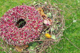 Profumo di bosco - Tre Giorni per il Giardino © FAI decorazioni di fiori secchi posto su un prato verde