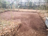 Pulizia della zona antistante le tribune dei campi da bocce che ha mostrato la pavimentazione fino ad allora nascosta Pulizia della zona antistante le tribune dei campi da bocce che ha mostrato la pavimentazione fino ad allora nascosta