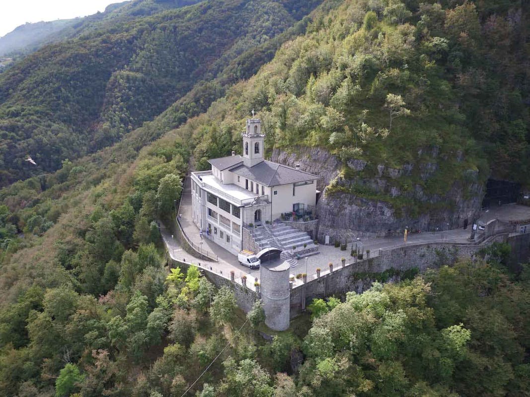 Una nuova esperienza per scoprire e far conoscere il Santuario della Madonna della Cornabusa di Sant’Omobono (BG) Una nuova esperienza per scoprire e far conoscere il Santuario della Madonna della Cornabusa di Sant’Omobono (BG)