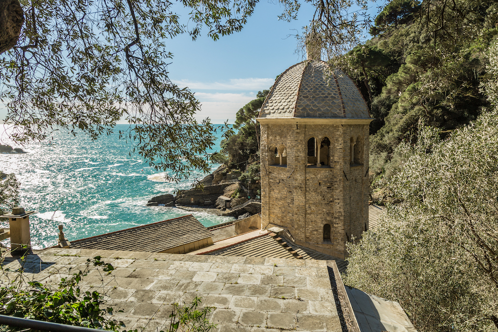 Abbazia di San Fruttuoso: il restauro della facciata della chiesa
