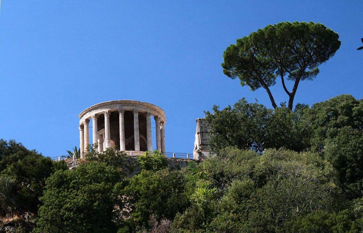 Parco Villa Gregoriana: delicato frammento di paesaggio italiano Parco Villa Gregoriana: delicato frammento di paesaggio italiano