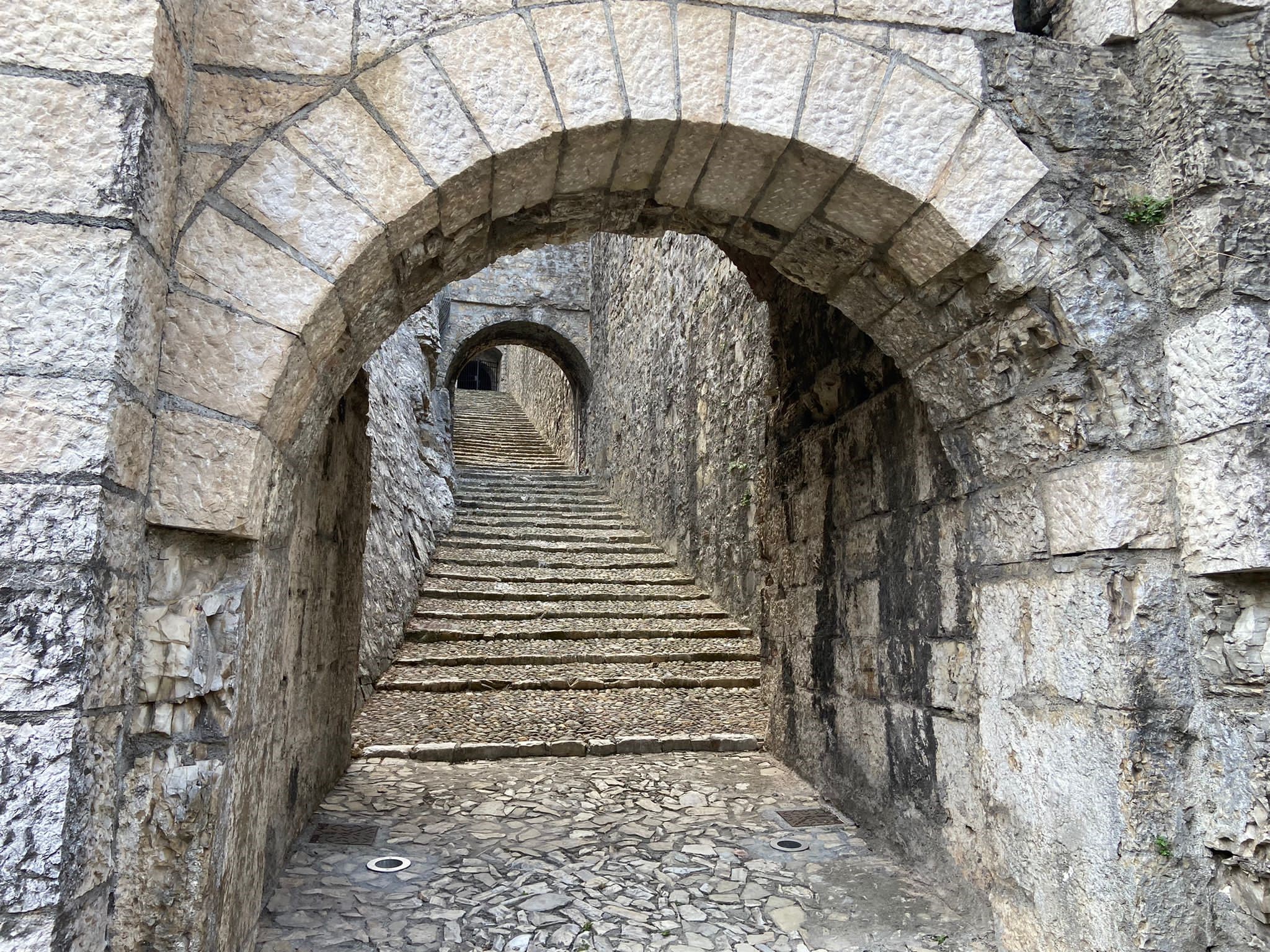 Si illumina dopo 4 anni la Strada del Soccorso del Castello di Brescia
