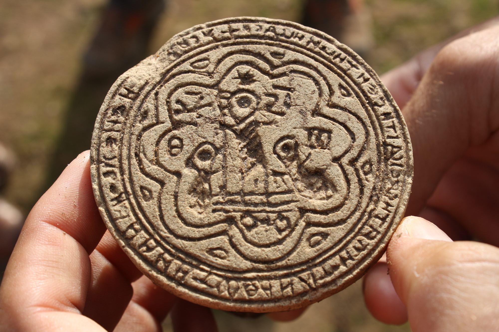 Un eccezionale stampo eucaristico ritrovato all’Abbazia di Cerrate