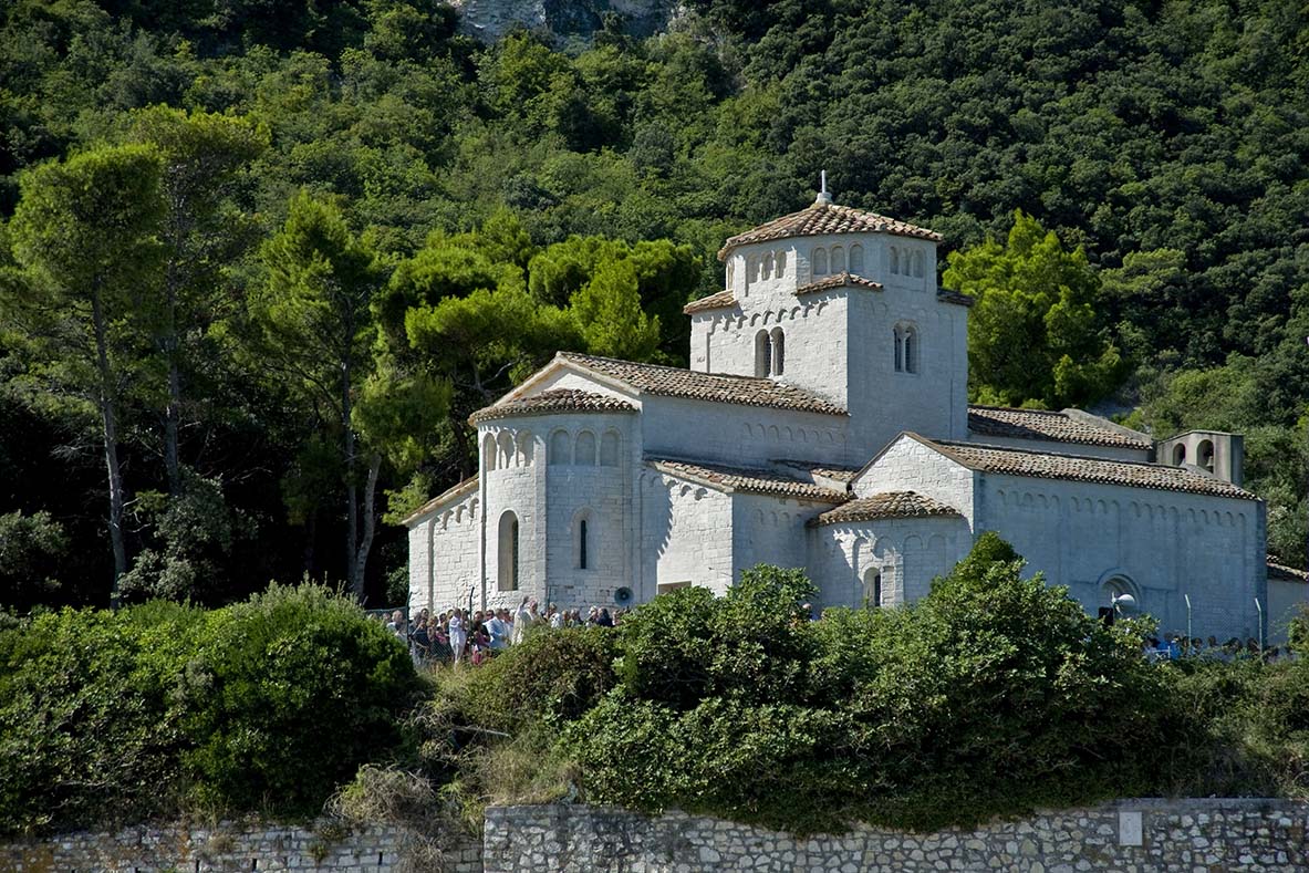 Grazie al FAI Marche la Chiesa di S. Maria di Portonovo riapre alle visite