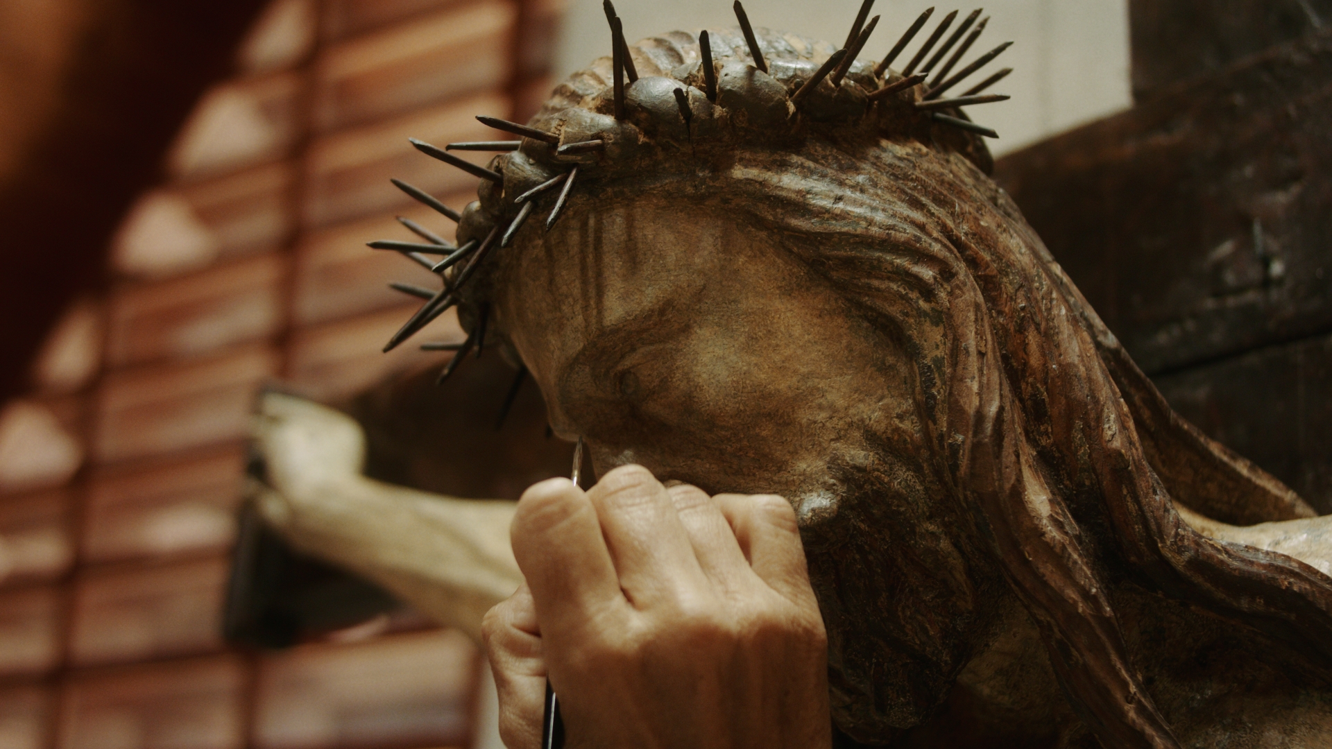 Cristo ha gli occhi aperti! La sorpresa durante il restauro del crocifisso del Tempio Internazionale del Donatore