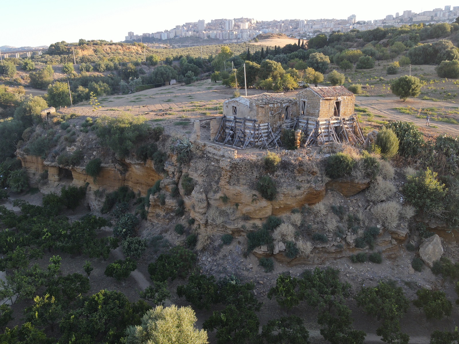 I lavori di consolidamento del costone roccioso sotto le Case Montana
