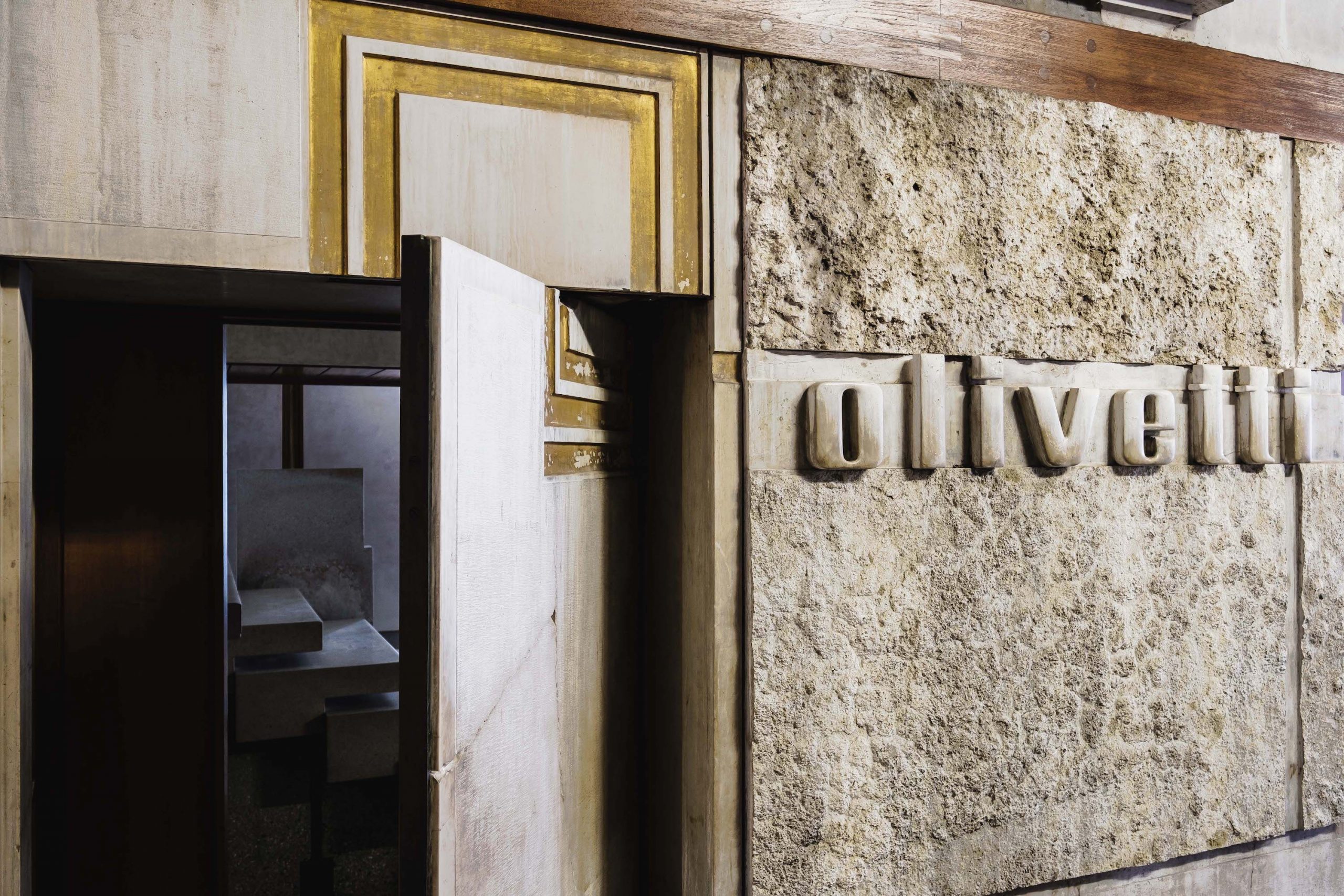 Il restauro della porta laterale del Negozio Olivetti