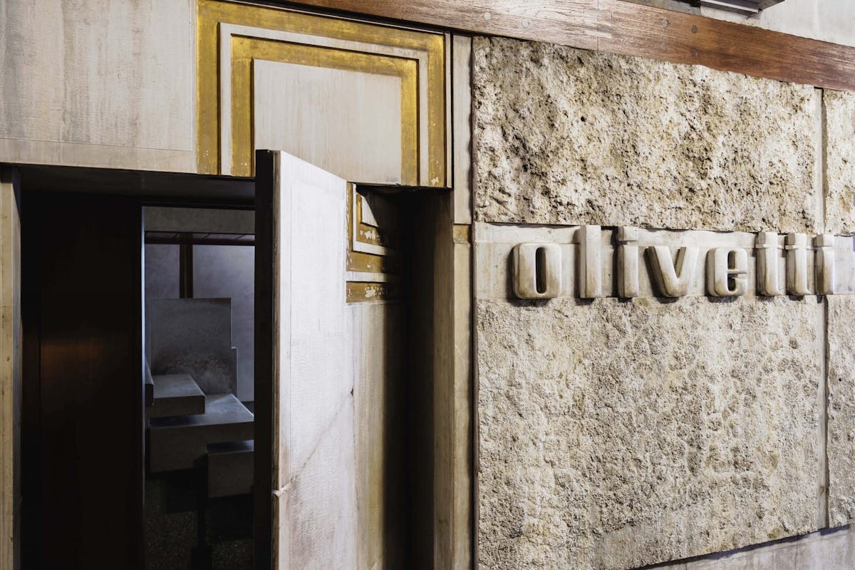 Il restauro della porta laterale del Negozio Olivetti Il restauro della porta laterale del Negozio Olivetti