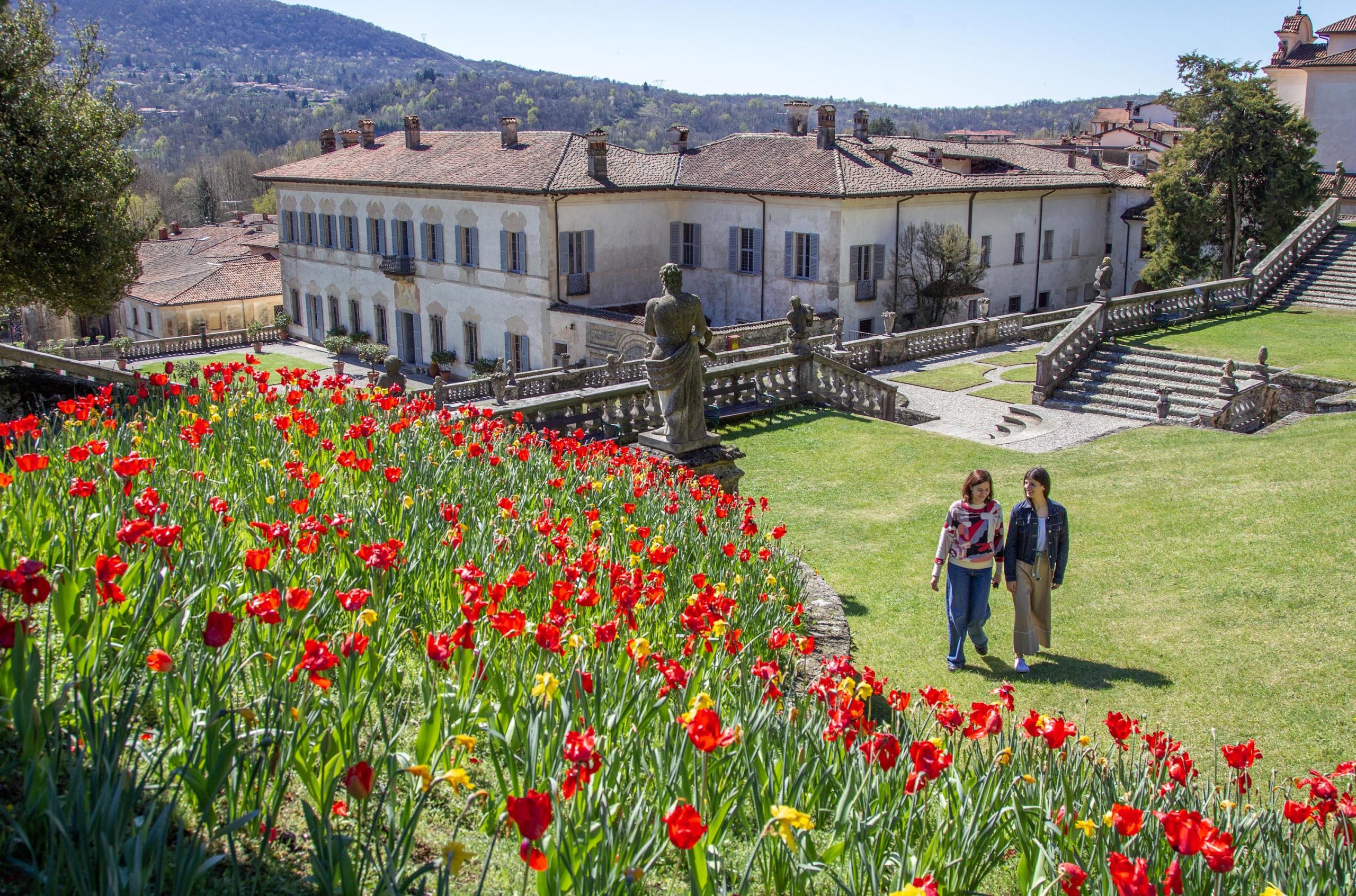 Narcisi, rose, spiree: le fioriture nei giardini e nei parchi dei Beni FAI
