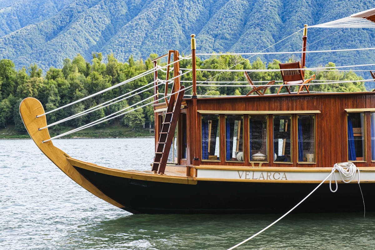 La Velarca: una casa su una barca, ormeggiata sul Lago di Como La Velarca: una casa su una barca, ormeggiata sul Lago di Como