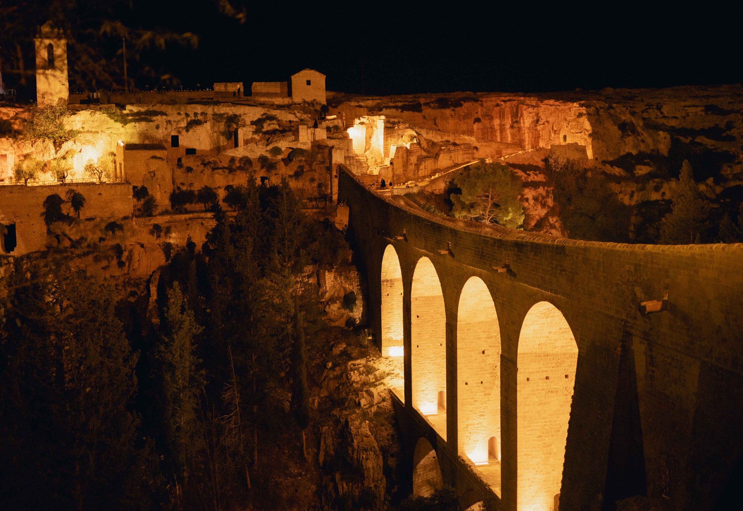 Gravina in Puglia: accese le luci del Ponte Acquedotto