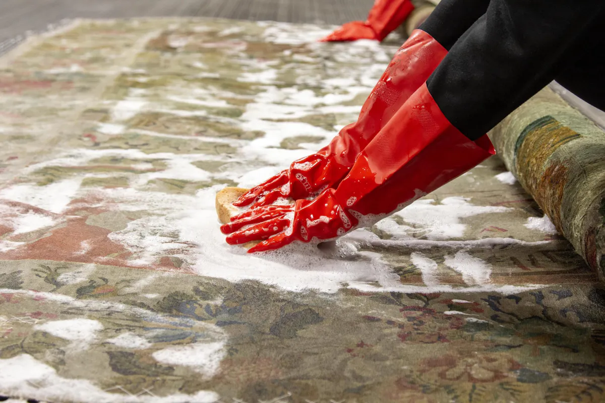 Il restauro di tessuti storici, tappeti antichi e manufatti in pelle Il restauro di tessuti storici, tappeti antichi e manufatti in pelle