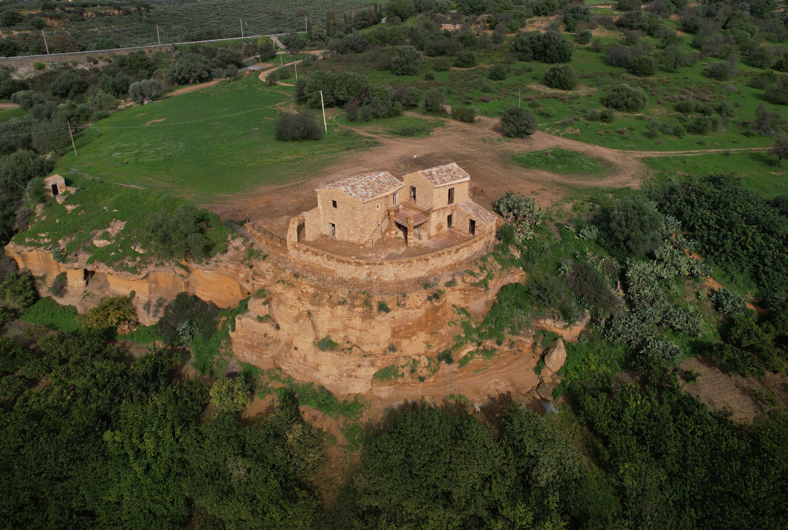 Case Montana: un edificio rurale storico che da secoli domina la valle della Kolymbethra