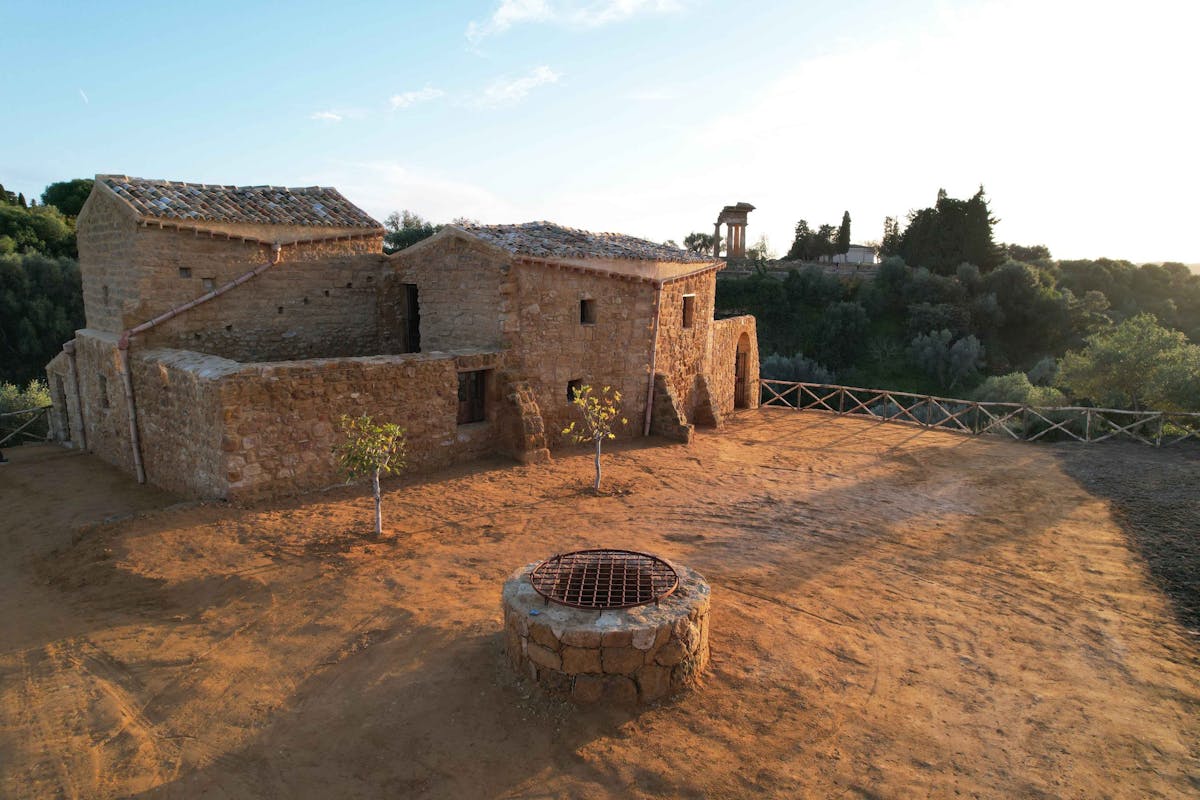 Case Montana: a historic rural building that has dominated the Kolymbethra Valley for centuries Case Montana: a historic rural building that has dominated the Kolymbethra Valley for centuries