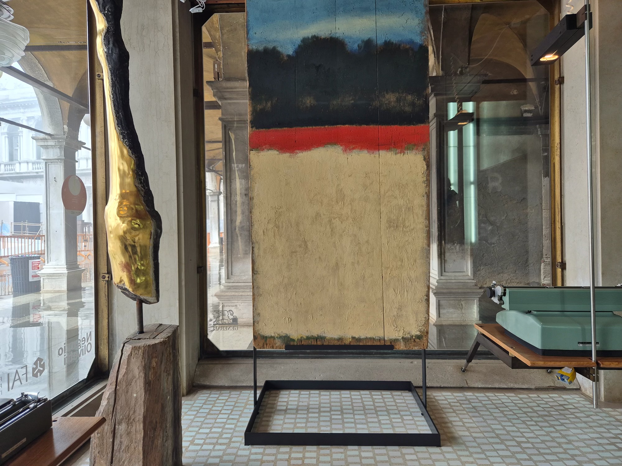 “Textures”. Questa è una mostra, ma questo non è un museo