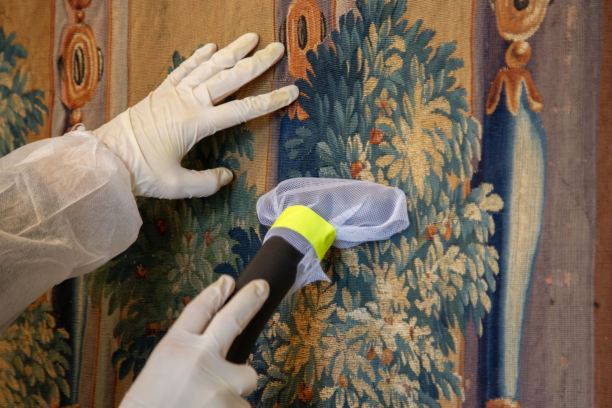 La cura delle collezioni tessili nei Beni del FAI