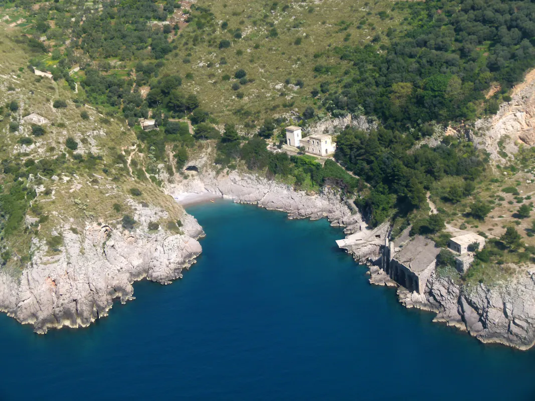 Baia di Ieranto: il FAI sostiene Demanio e Comune per restituire al più presto la balneazione Baia di Ieranto: il FAI sostiene Demanio e Comune per restituire al più presto la balneazione