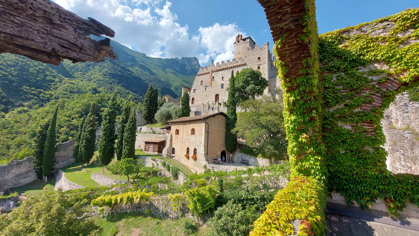 Gruppo Made e FAI: un impegno comune per la tutela del Castello di Avio Gruppo Made e FAI: un impegno comune per la tutela del Castello di Avio