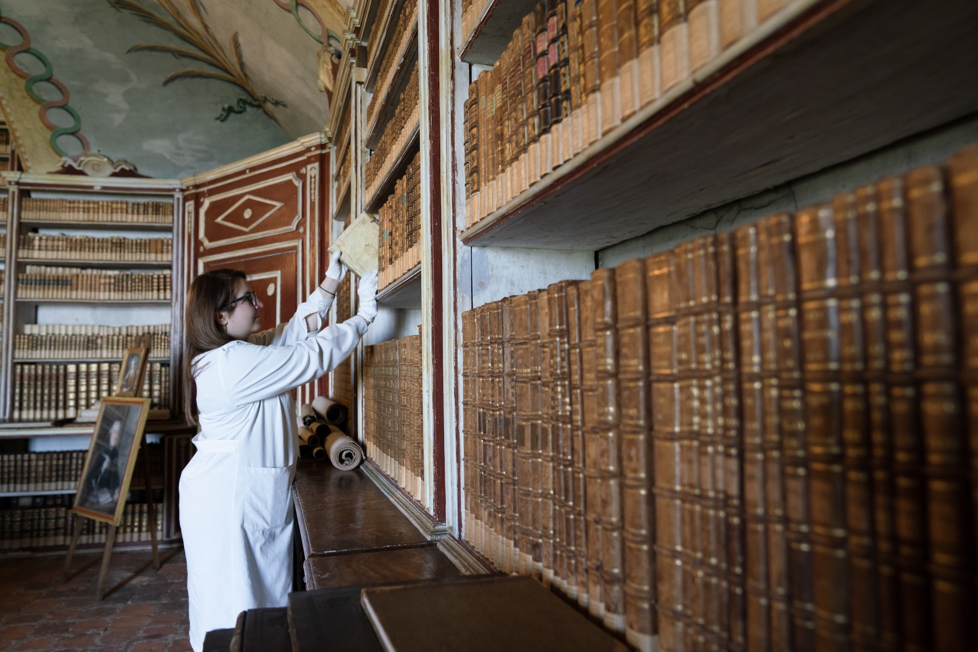 Libri, atlanti e riviste storiche: la cura continua della Biblioteca di Masino