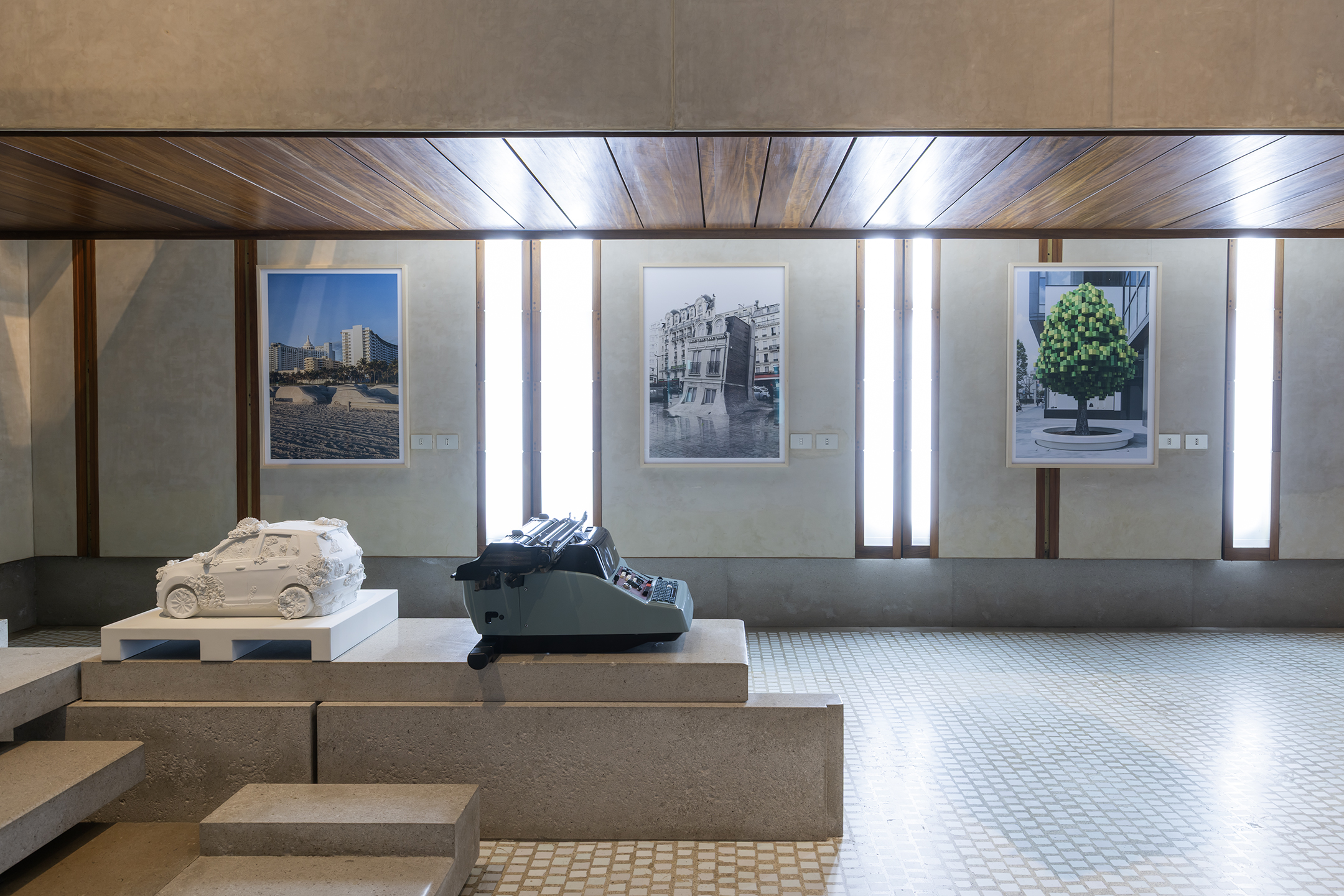Leandro Erlich: l’ibrido non è più un’eccezione, è la condizione dell’uomo contemporaneo